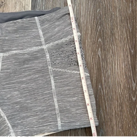 Lululemon Shorts - Size 4 - Picture 12 of 12